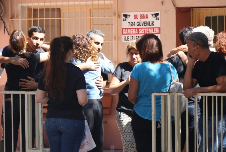 Adana’da 8. Kattan Düşen Öğretmene Ağıt