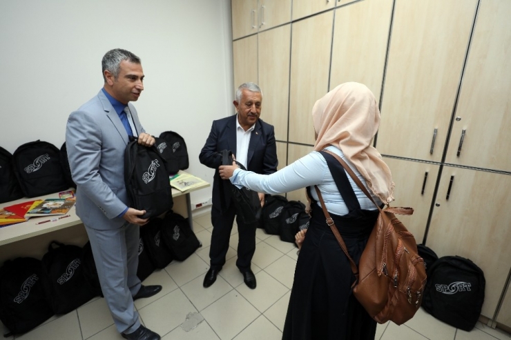 Afyonkarahisar’da 500 Öğrenciye Kırtasiye Yardımı