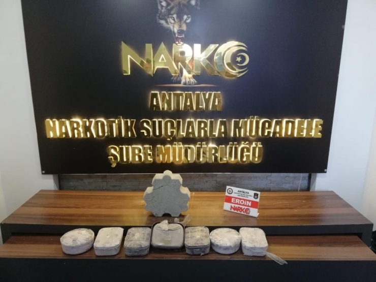 Kargo Şirketinde Paketleri Açan Polis Gözlerine İnanamadı