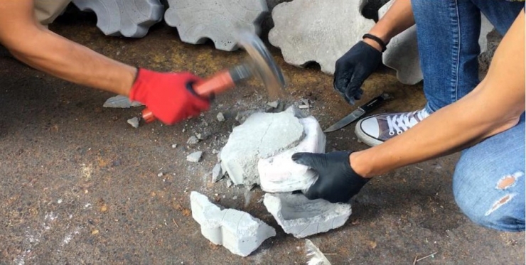 Kargo Şirketinde Paketleri Açan Polis Gözlerine İnanamadı