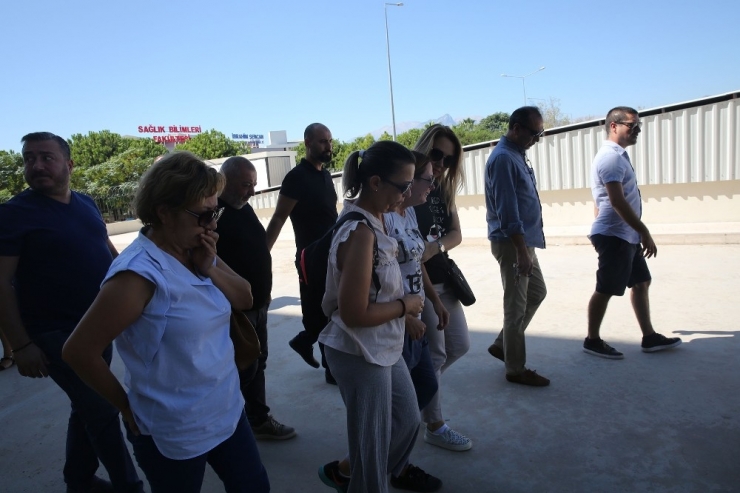 Kazada Hayatını Kaybeden Öğrencilerin Arkadaşlarının Morgda Acı Bekleyişi