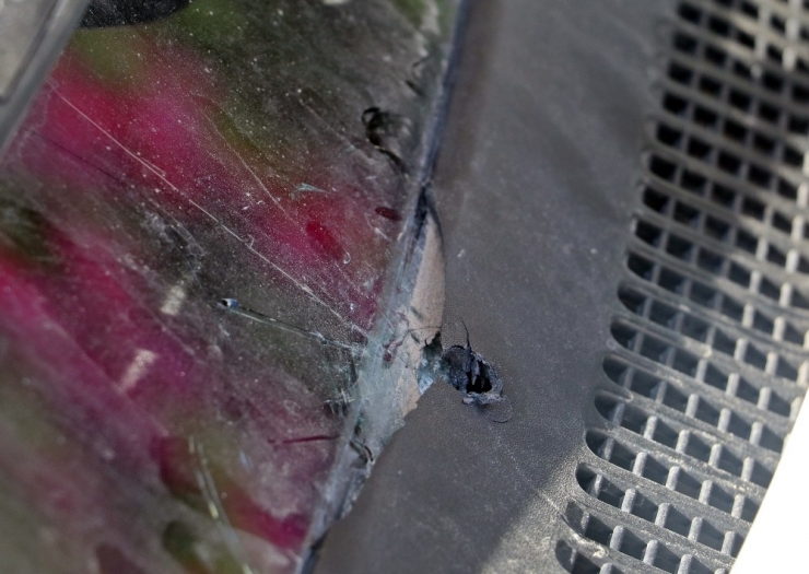 Serseri Kurşun Hareket Halindeki Otomobilin Ön Camına İsabet Etti