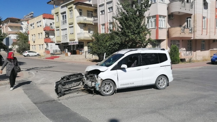 Ticari Araçlar Kavşakta Çarpıştı: 1 Yaralı