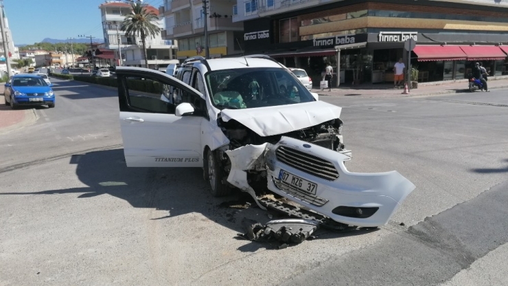 Ticari Araçlar Kavşakta Çarpıştı: 1 Yaralı