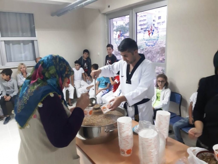 Ayvalıklı Tekvandoculardan Geleneksel Aşure Hayrı