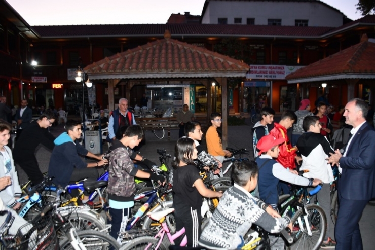 Başkan Taban Bisiklet Sürücülerine Kask Hediye Etti