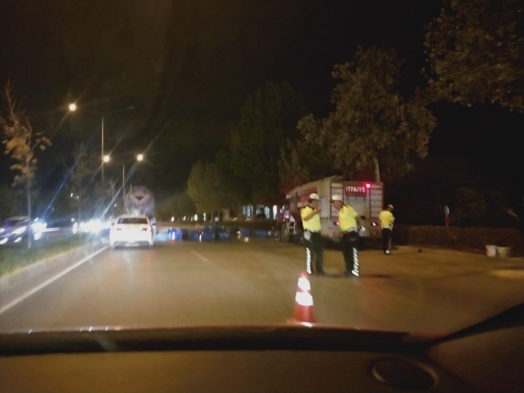 Devrilen Kamyonetteki Nektar Dolu Bidonlar Yola Savruldu