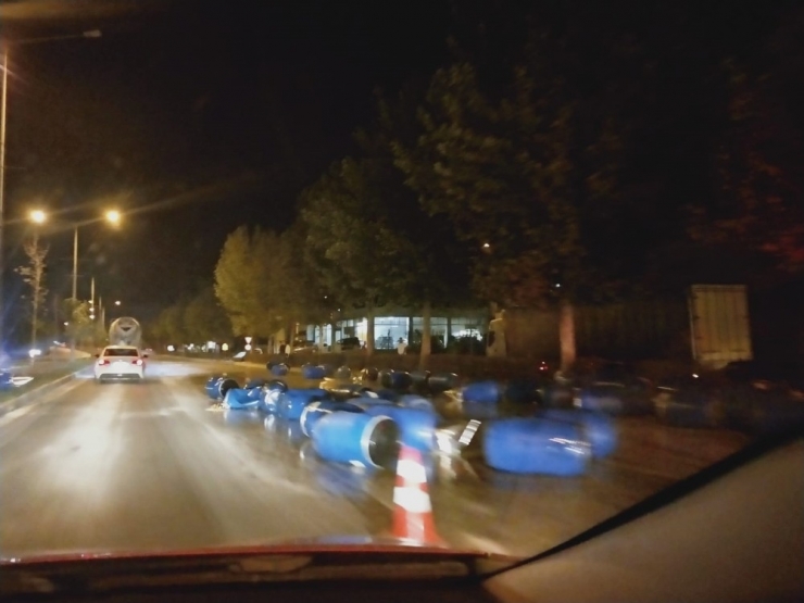 Devrilen Kamyonetteki Nektar Dolu Bidonlar Yola Savruldu