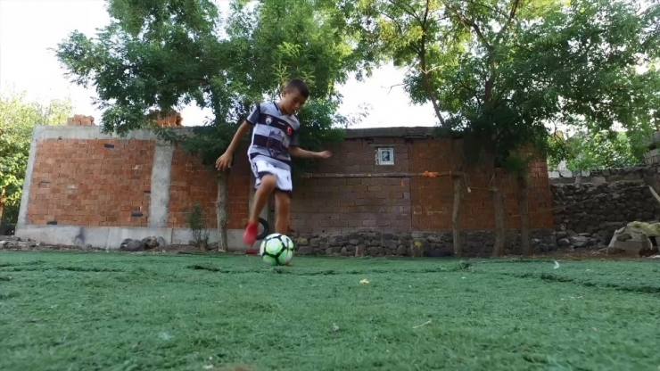 Oğlu İçin Evinin Bahçesini Halı Sahaya Çevirdi