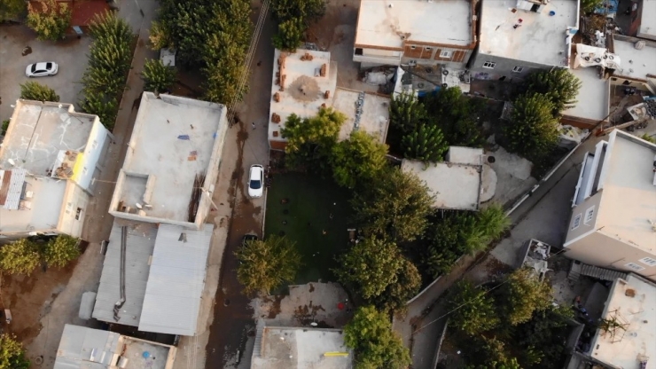 Oğlu İçin Evinin Bahçesini Halı Sahaya Çevirdi