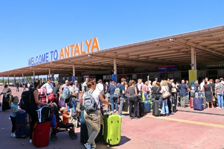Antalya Havalimanı’nda ’Thomas Cook’ Kuyruğu