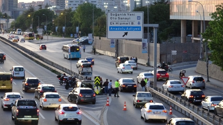Eşinin Kullandığı Motosiklete Otomobil Çarptı, Genç Kadın "Motosikletleri Yolda Fark Edin" Diye İsyan Etti