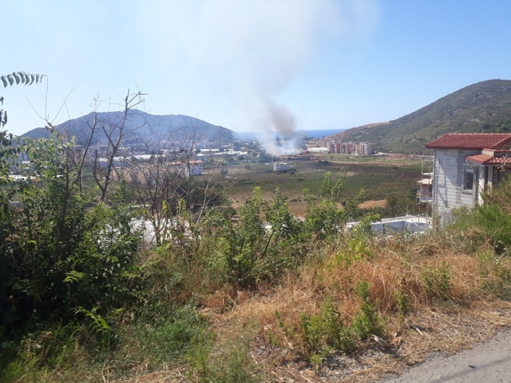 Yanan Serasını Damla Hortumuyla Söndürmeye Çalıştı