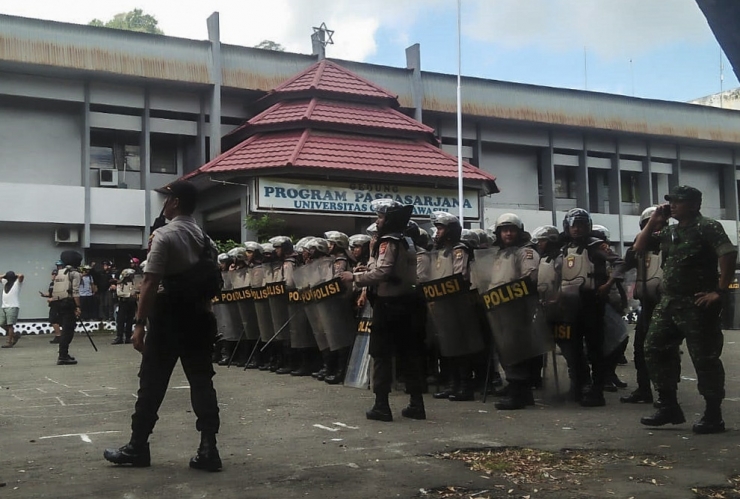 Endonezya’da Protestocular Binaları Ateşe Verdi: 20 Ölü