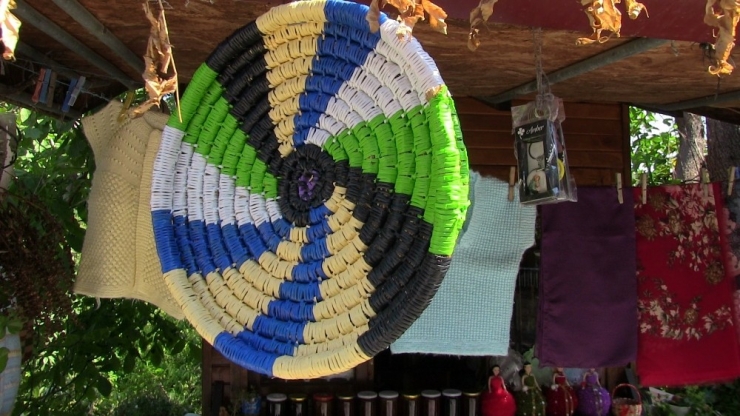 Ekmeğini Buğday Sapından Çıkarıyor