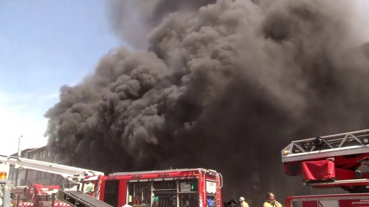 Başakşehir İkitelli Organize Sanayi Bölgesi Çevre Sanayi Sitesi Çevresinde Plastik Hammaddelerinin Bulunduğu Bir Fabrikada Yangın Çıktı. Olay Yerine Çok Sayıda İtfaiye Ekibi Sevk Edildi.