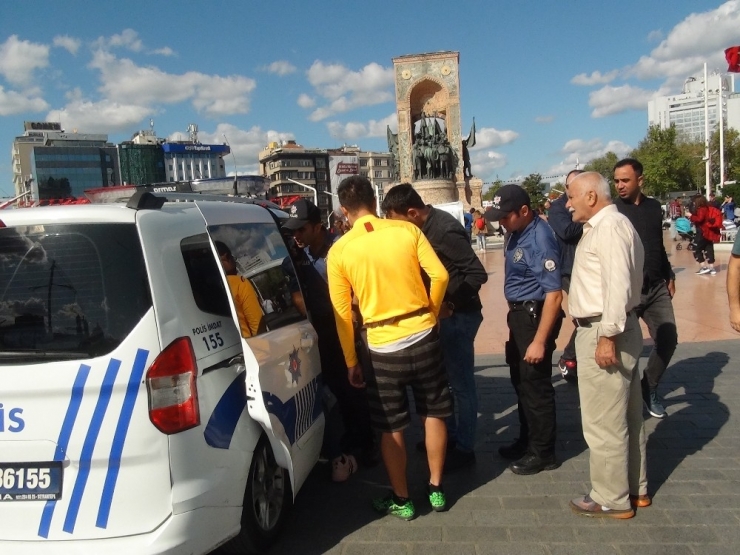 İstiklal Caddesinde Kaybolan Çocuğa Turist Kadın Sahip Çıktı