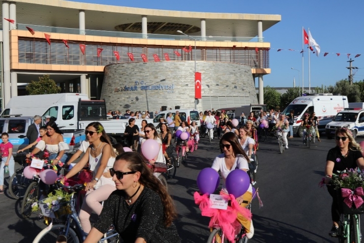 Akhisarlı Süslü Kadınlar Sokakları Süsledi