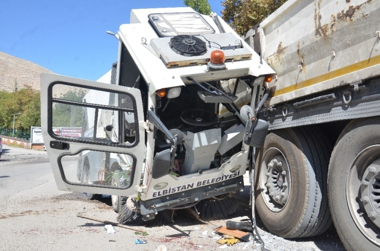 Freni Boşalan Temizlik Aracı Tıra Çarptı