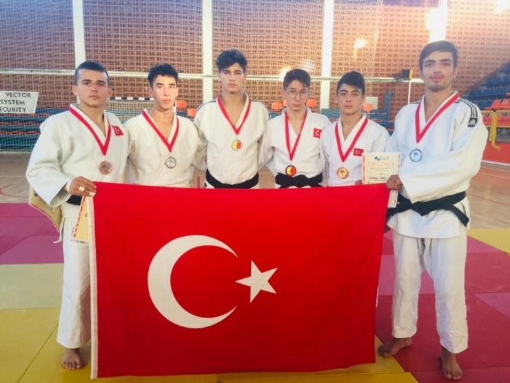 Karakuş’tan Bronz Madalya