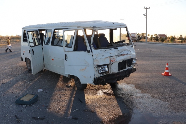 Karaman’da İki Minibüs Çarpıştı: 15 Yaralı