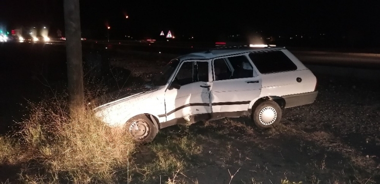 Sürücünün Ayağı Gaz Pedalına Sıkıştı, Otomobil Karşı Şeride Geçti