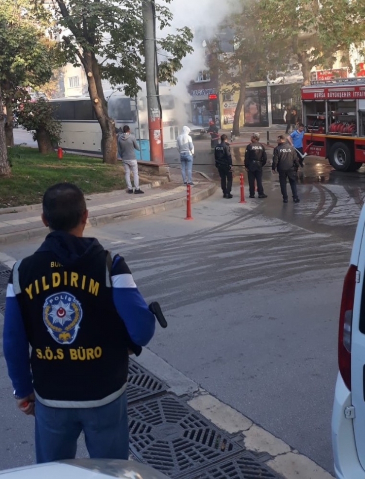 Park Halindeki Otobüs Alev Aldı