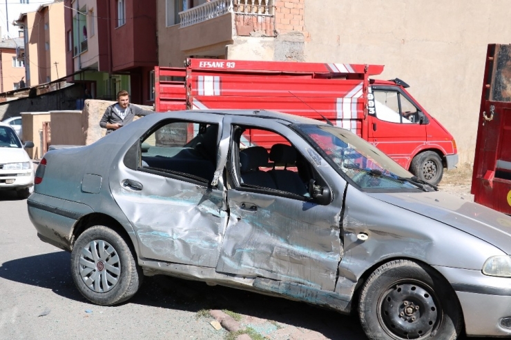 Halk Otobüsünün Otomobille Çarpışma Anı Kamerada