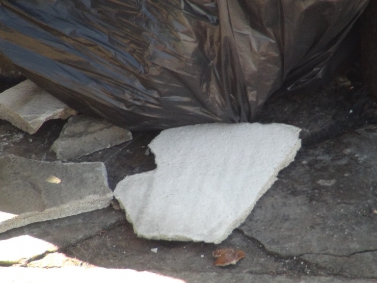 Taksim’de Bir Binadan Kopan Parça Yoldan Geçen Turistin Üzerine Düştü