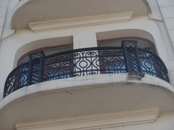 Taksim’de Bir Binadan Kopan Parça Yoldan Geçen Turistin Üzerine Düştü