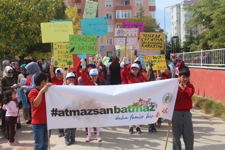 Çevre Kirliliğine Dikkat Çekmek İçin Çöp Topladılar