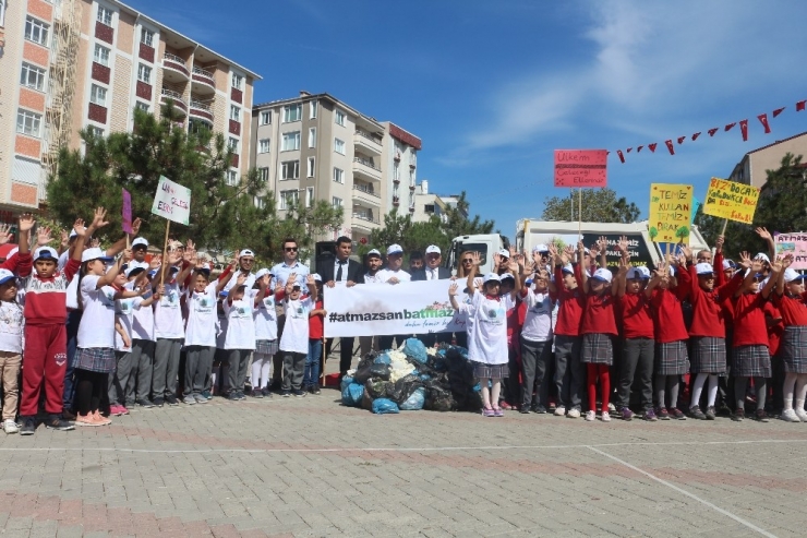 Çevre Kirliliğine Dikkat Çekmek İçin Çöp Topladılar