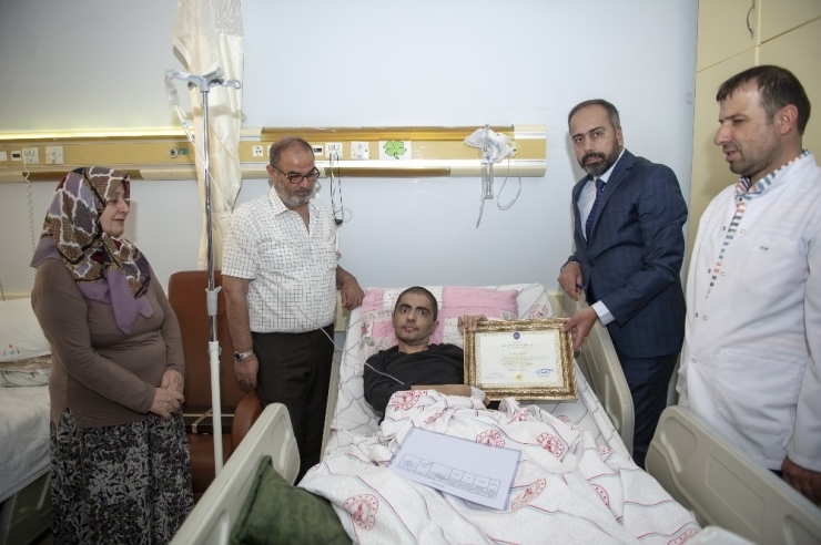 Lenfoma Hastası Üniversite Öğrencisine Diploma Sürprizi