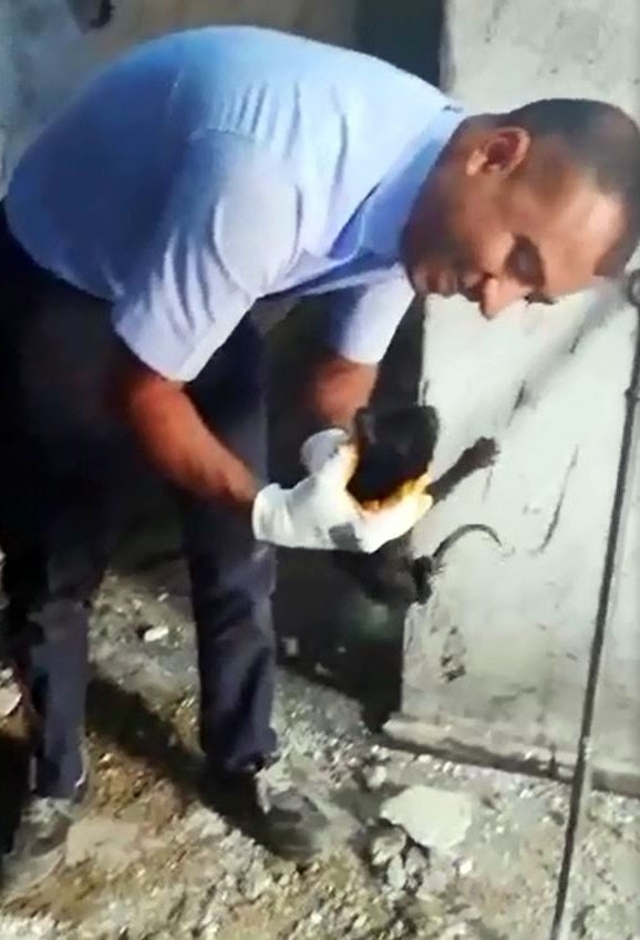 Yavru Kedi Mahsur Kaldığı Yerden Saatler Sonra Çıkarılabildi