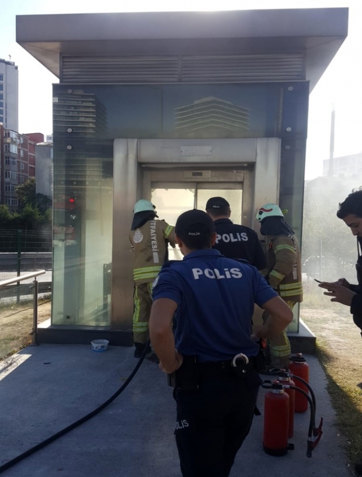 Zincirlikuyu Metrobüs Durağında Yangın Paniği