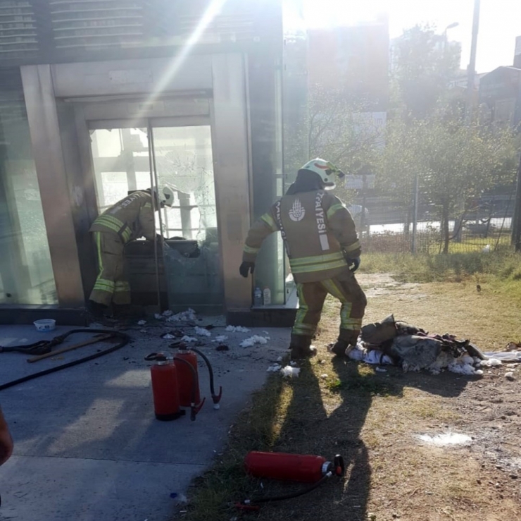 Zincirlikuyu Metrobüs Durağında Yangın Paniği