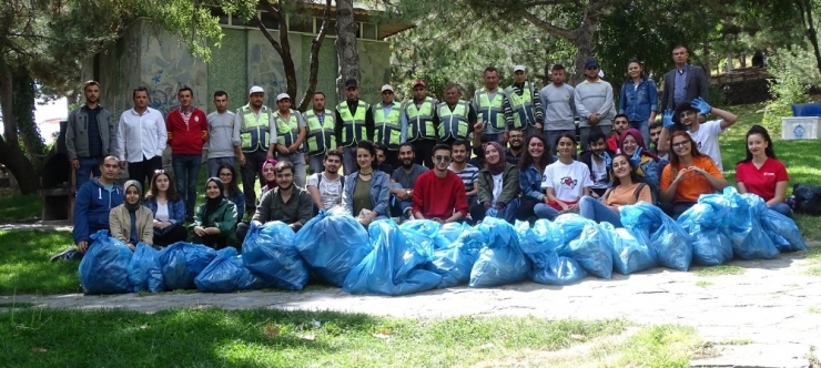 Çöpleri Gönüllü Olarak Topladılar
