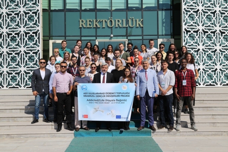 Rektör, Yabancı Öğrencilerle Türkü Söyledi