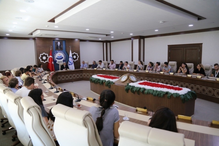 Rektör, Yabancı Öğrencilerle Türkü Söyledi