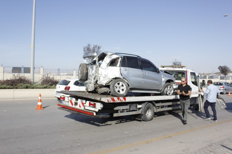 Başkentte Servis Aracı Yan Yattı: 2 Yaralı