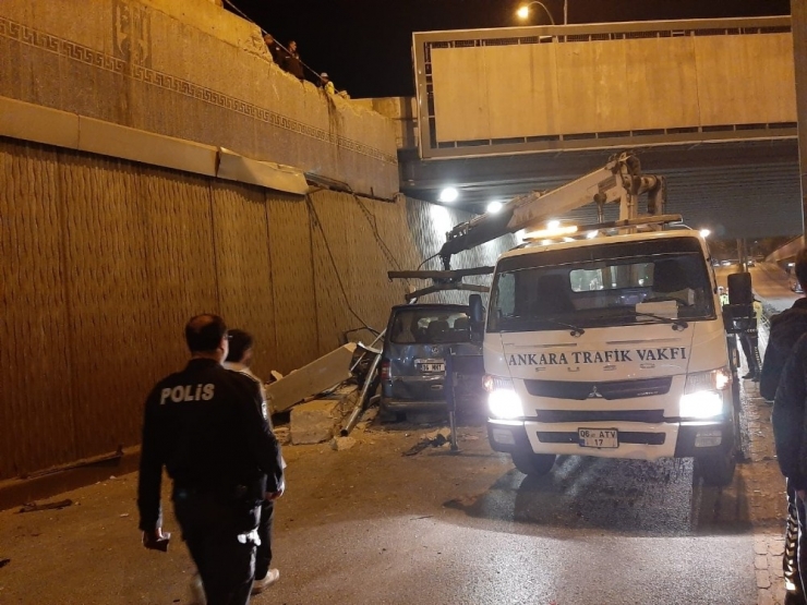 Başkent’te Minibüs Alt Geçide Uçtu: 1’i Ağır 3 Yaralı