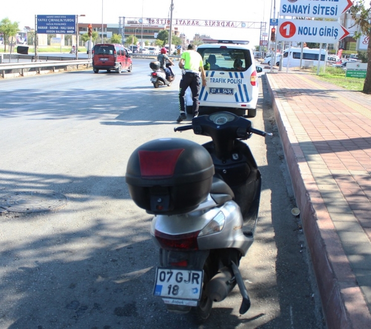 Ehliyetsiz Sürücü Polis Noktasında Motosikleti Bırakıp Kaçtı