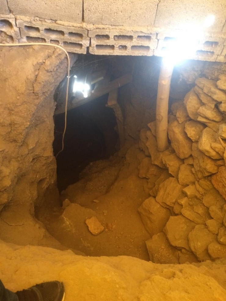 Eve Giren Jandarma 33 Metrelik Tünelle Karşılaştı