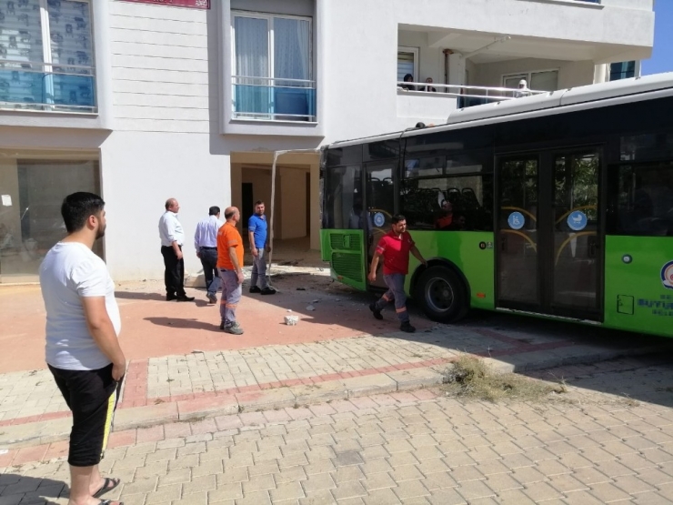 Otobüs Kendi Kendine Hareket Edip, Boş Dükkana Girdi