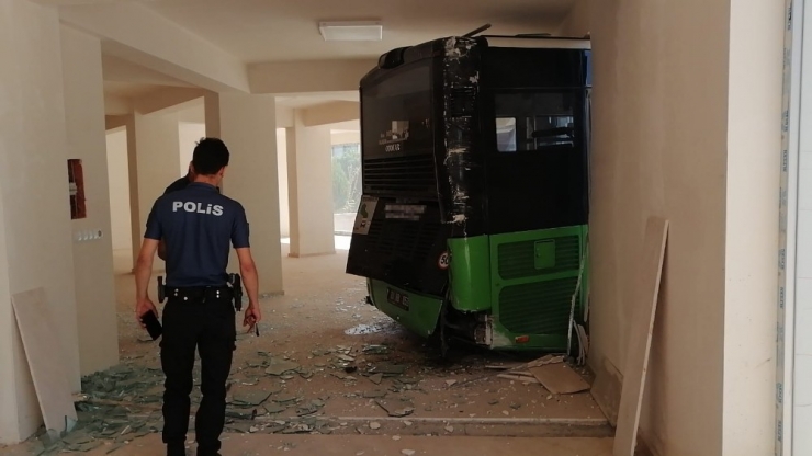 Otobüs Kendi Kendine Hareket Edip, Boş Dükkana Girdi