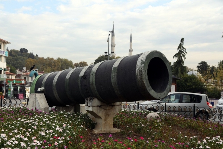 Eyüpsultan Meydanı’nda Bulunan “Şahi” Topuna Büyük İlgi