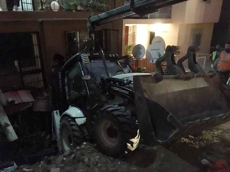 Park Halindeki Kepçe 5 Katlı Binaya Daldı