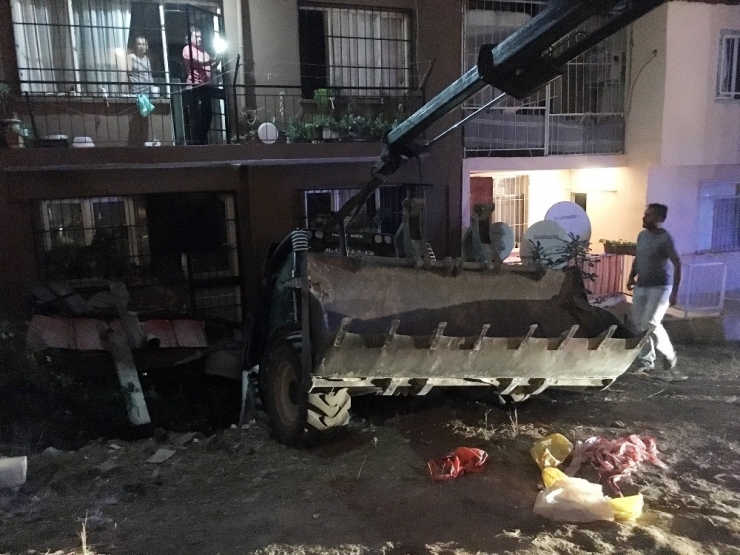 Park Halindeki Kepçe 5 Katlı Binaya Daldı