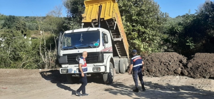 Kaçak Hafriyat Döken 2 Kamyon Sürücüsüne 72 Bin Lira Ceza