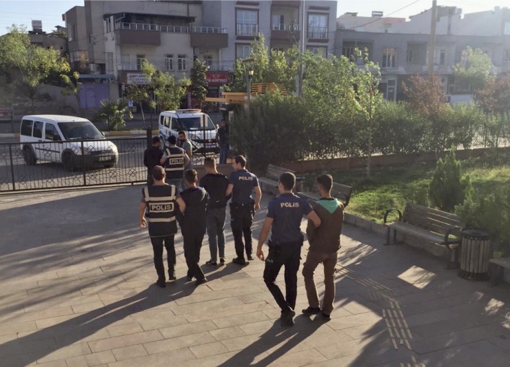 Kahta’da Uyuşturucu Satan 4 Kişi Tutuklandı